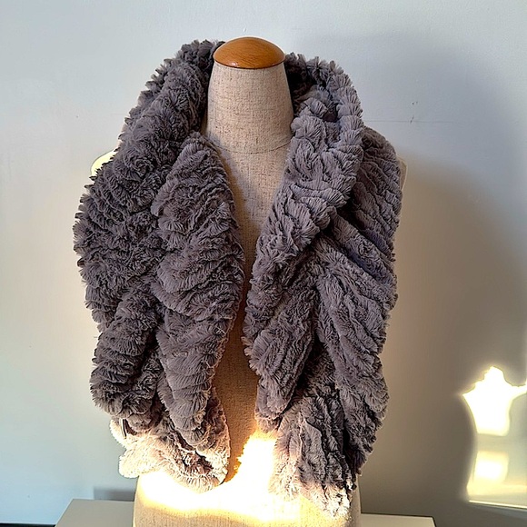 NWOT!! Faux Fur Super Soft Neck Wrap/Scarf! - Picture 3 of 7